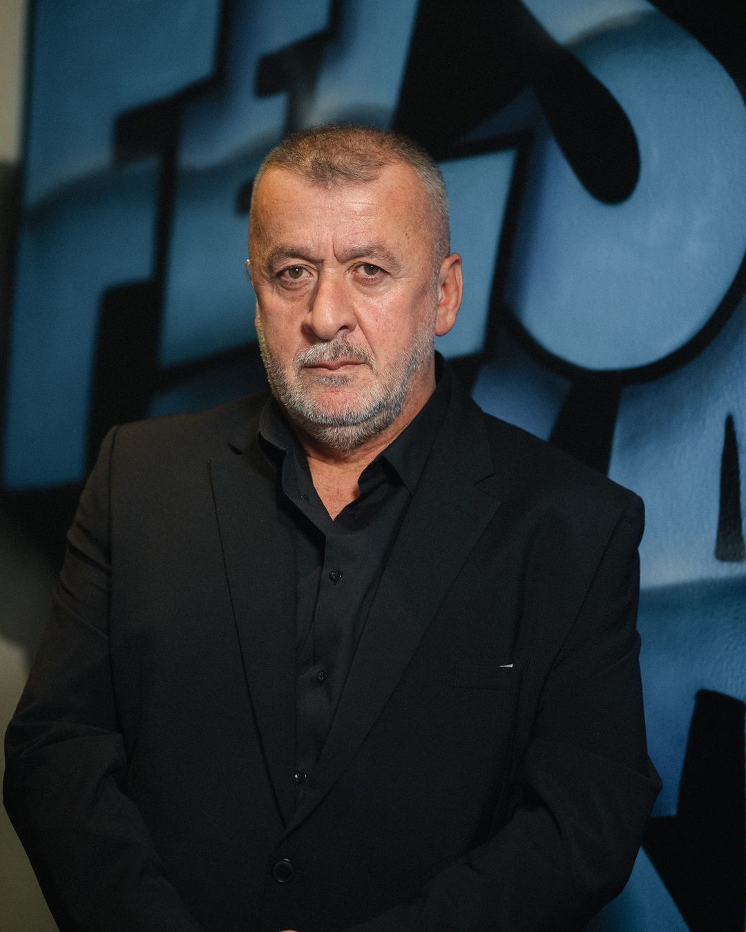 Sicherheitskraft von Fels vor einer Graffitiwand